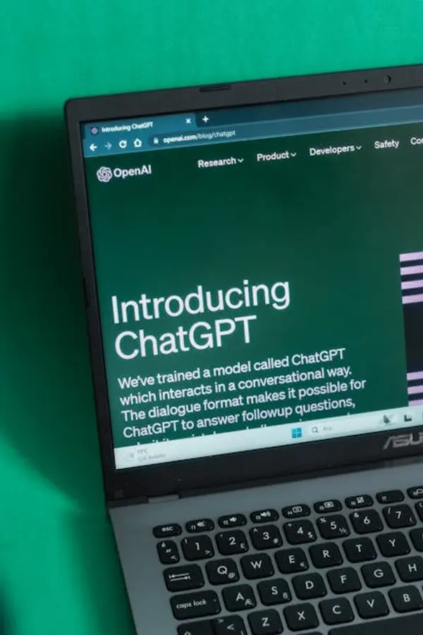 En illustrasjon av AI-verktøy og ChatGPT i aksjon