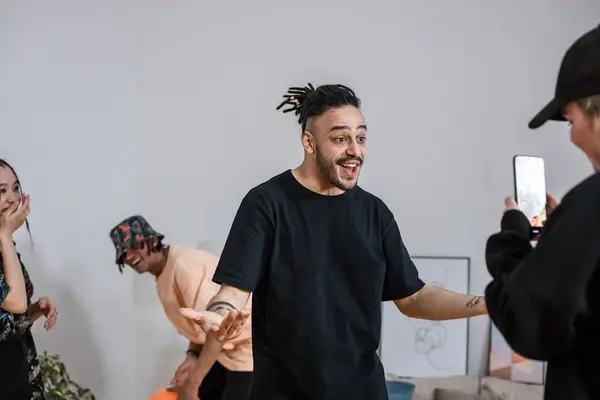 Flere mennesker lager TikTok videoer sammen