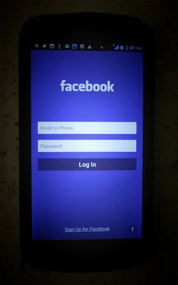 En person som logger inn på Facebook