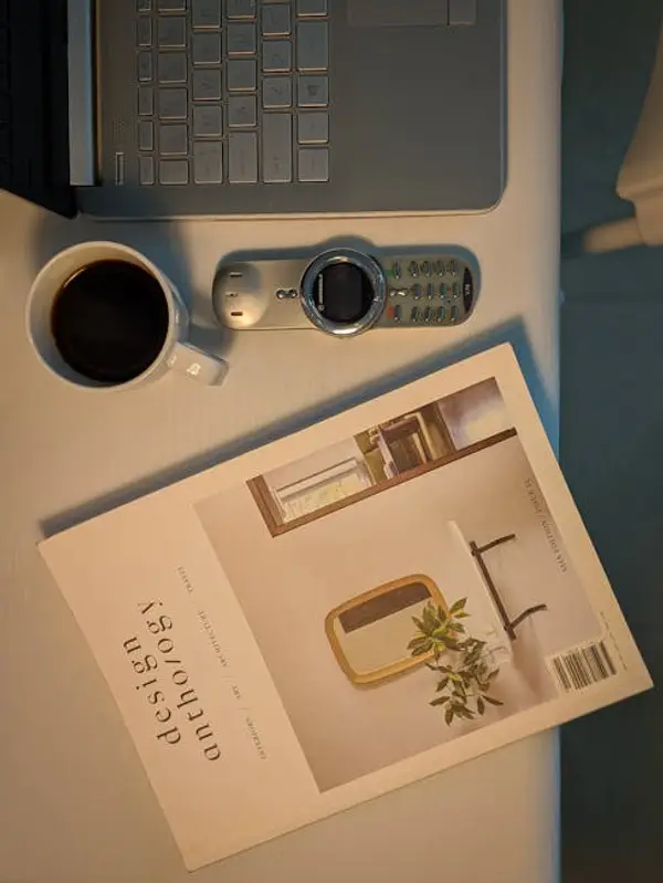 moderne kontor med laptop og notater